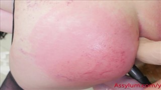 Ostra laska się pochyla i jest ruchana przez lesbijkę 