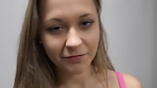 Piękna laska nawilżyła swe ciałko na kastingu 