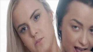 Ładne panie pieszczą się przed kolesiem