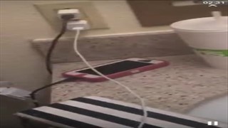 Fajne dupeczki trzęsą się w łazience