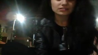 Na ulicy pokazała swoje ładne piersi