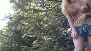 Silikonowa blondynka tańczy nago pod gołym niebem