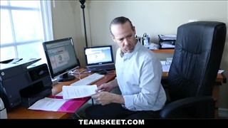 Wkłada paluszek w jej kakaowe oczko