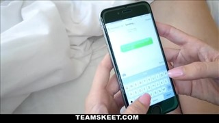 Wciska fioletowego przyjaciela w dupsko