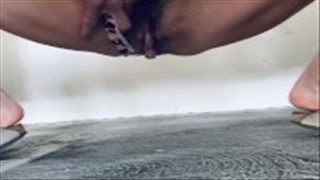 Seks zabawka na pasku penetruje jej otworek