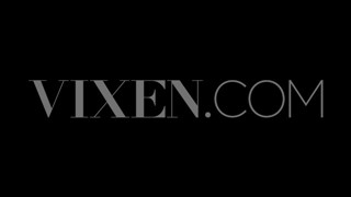 Podskakujące piersi zapinanej brunetki