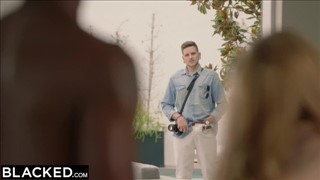 Wytatuowana Kendra kocha seks na stojaka