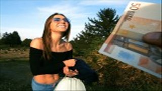 Bzyka jej słodko zarośniętą piczkę