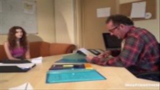 Blond babka jest dupczona na skórzanej kanapie