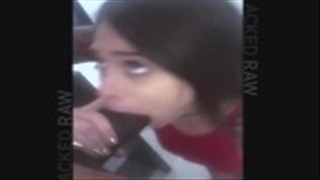 Blady koleś uwielbia jej krągłe i opalone ciałko