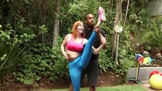 Niebieskie leginsy na nóżkach gorącej niuni