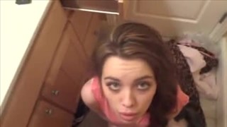 Słodziutka babeczka czeka na jego wytrysk