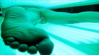 Niezła brunetka masturbuje się w solarium