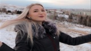 Brunet całuje chudą laseczkę po piczy