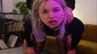 Słodka Elsa wypina się przed bratem