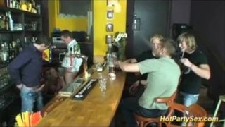 Seksik z pijaną laseczką w barze