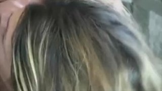 Facet w kapeluszu zapina ją w kakaowe oczko