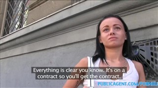 Poderwana brunetka lubi ssać członka