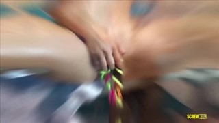 Naoliwiona Natalia Starr masturbuje się przy basenie