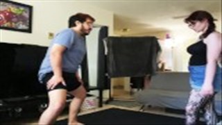 Rucha długowłosą studentkę i liże jej biust