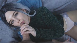 Laska w lateksie mizia szpareczkę na schodach