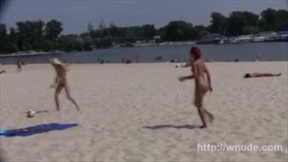 Nagie koleżanki na piaszczystej plaży