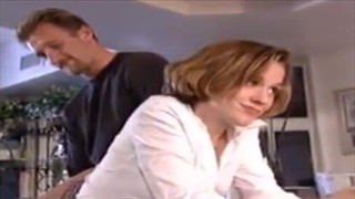 Młoda i uśmiechnięta łania chwyta go za dużego penisa