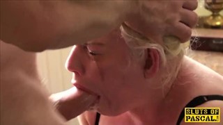 Silikonowa mama z grubym penisem w dziobie