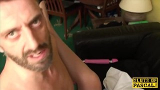 Doświadczona i opalona mam ujeżdża brodacza