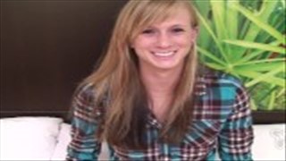 Laska w lateksowych leginsach