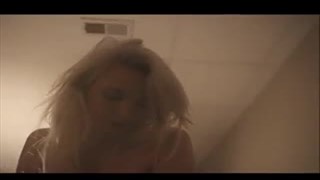 Naturalna blondi ujeżdża chłopa na wyrku