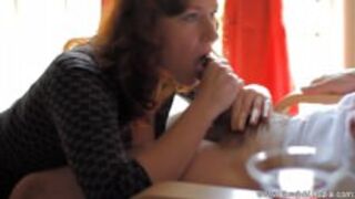 Elegancka i ruda laseczka klęczy między jego udami