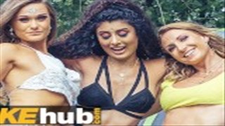 Dziadek zabawia się z dwiema niuniami