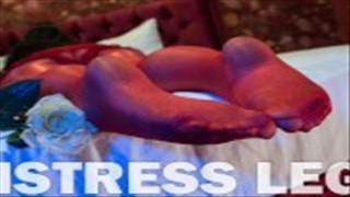 Zgrabna brunetka pieści się po nóżkach