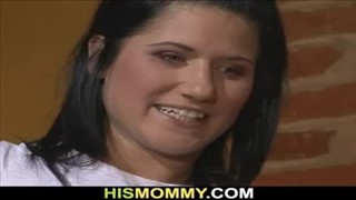 Blond mamusia ma ochotę na młodą brunetkę