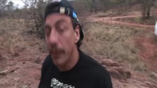 Seksik z Afrykanką na piasku