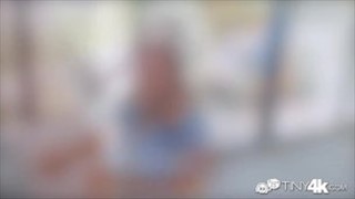 Malutka Elsa Jean z długim fiutem w ustach