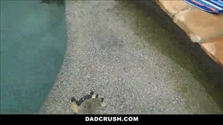 Wysportowana laska liże członka w ogrodzie