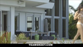 Karlee Grey dogadza facetowi w basenie HD