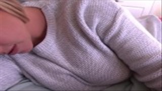 Brooklyn Chase z wielkimi cycami fajnie pieści kutasa