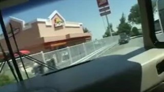 Blady facet bzyka kuszącą mamcię