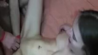 Słodkie igraszki z delikatną nastolatką