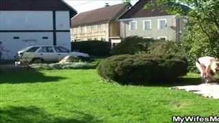 Pulchna babcia ciągnie kutasa w ogrodzie