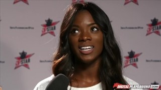 Piękna brunetka ciągnie delikatnie ogromną pałę