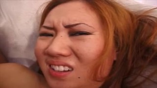 Ruda Azjatka wspaniale porusza się na kutasie