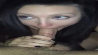 Szalona amatorka bierze fiuta do ust