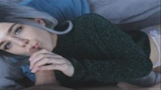 Naga i młoda niunia zarzuca pupcią