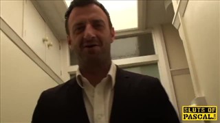 Sterczące sutki blond mamuśki