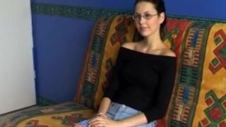 Nieśmiała okularnica została wydymana w dupsko