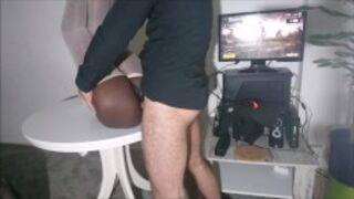 Blady koleś rżnie jej czekoladową dupcię